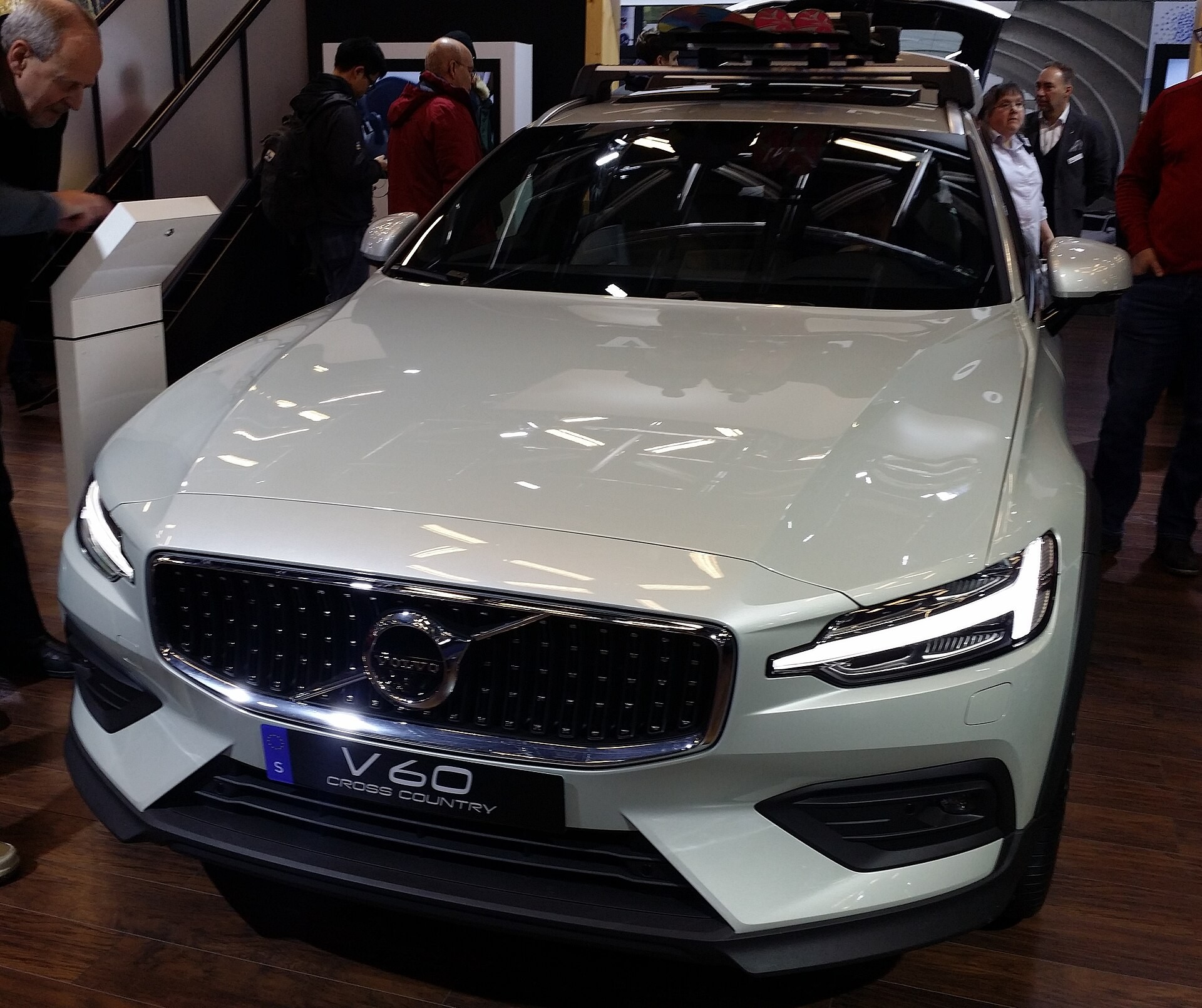 ​В России открыт предзаказ на новый универсал Volvo V60 Cross Country (видео)
