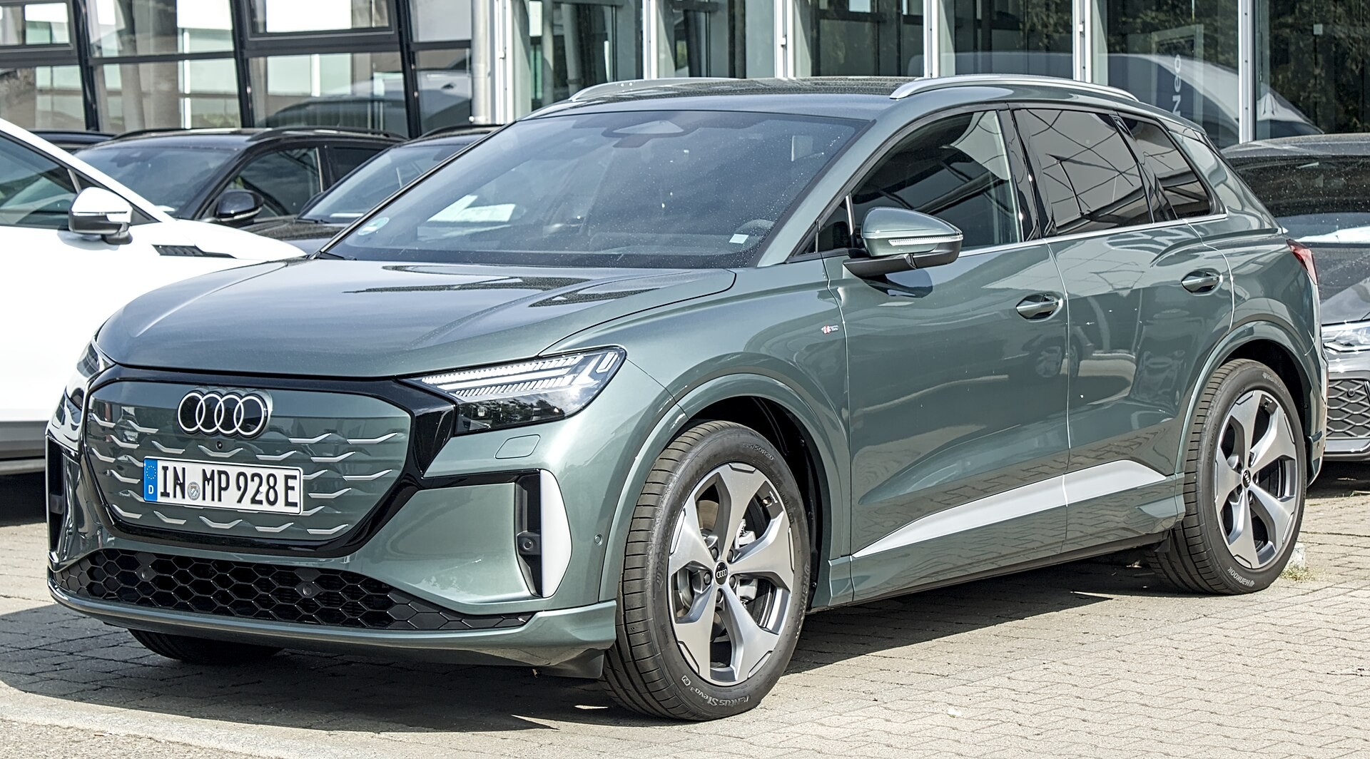 Кроссовер Audi e-tron развенчивает страхи и сомнения по поводу электрокаров (видео)
