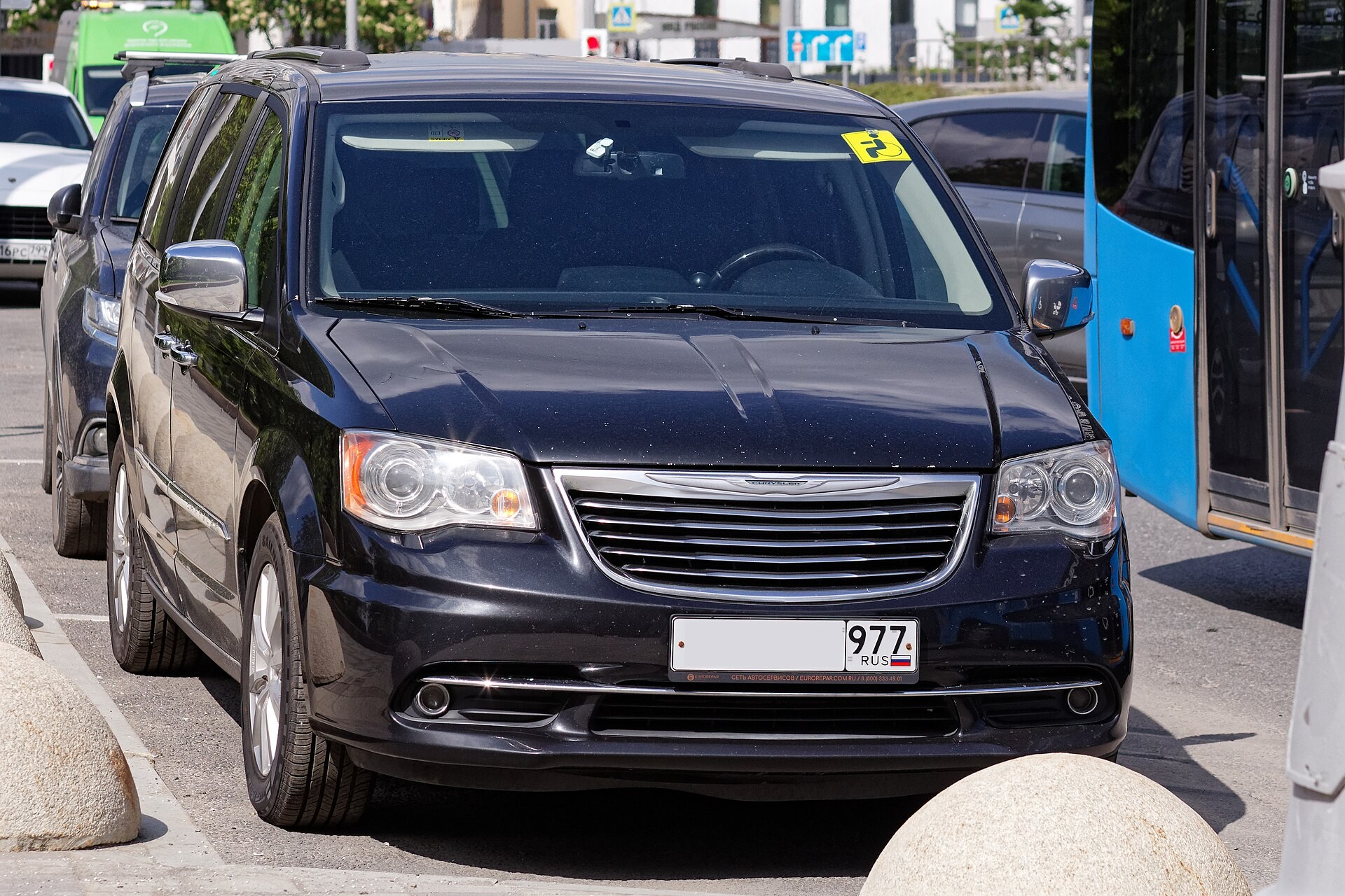 Chrysler начал дразниться среднеразмерным седаном
