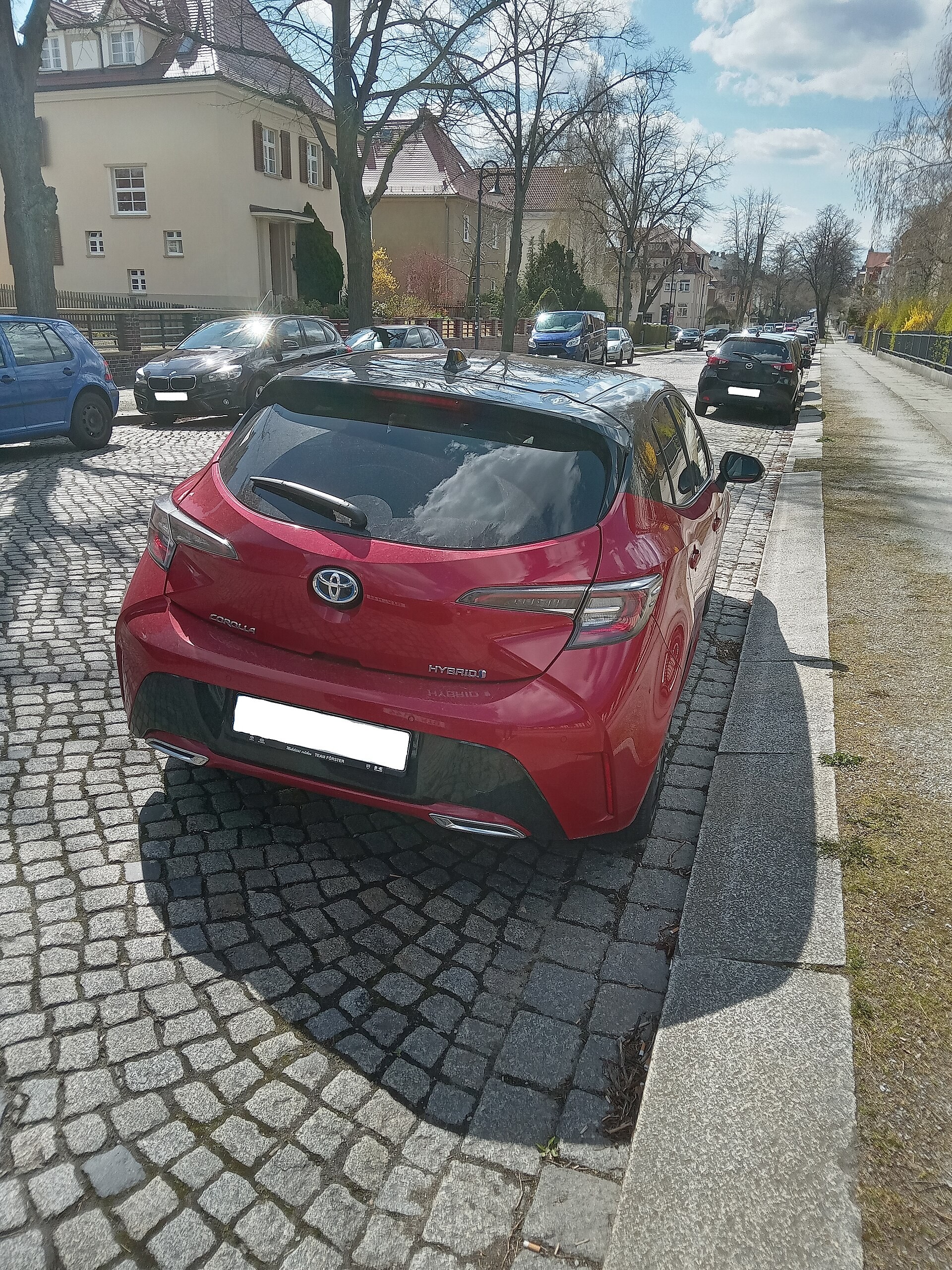 Дебютантка Женевского автосалона ​Toyota Corolla Hybrid приняла участие в «исторической гонке» (видео)